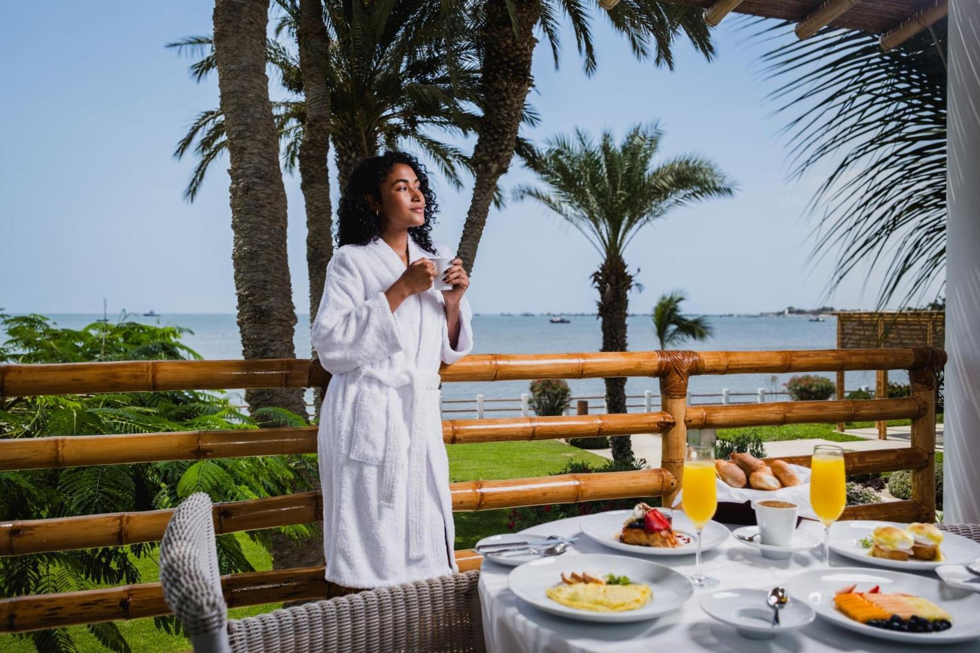 Hotel Paracas, A Luxury Collection Resort, Paracas Exterior photo A woman wearing a bathrobe
